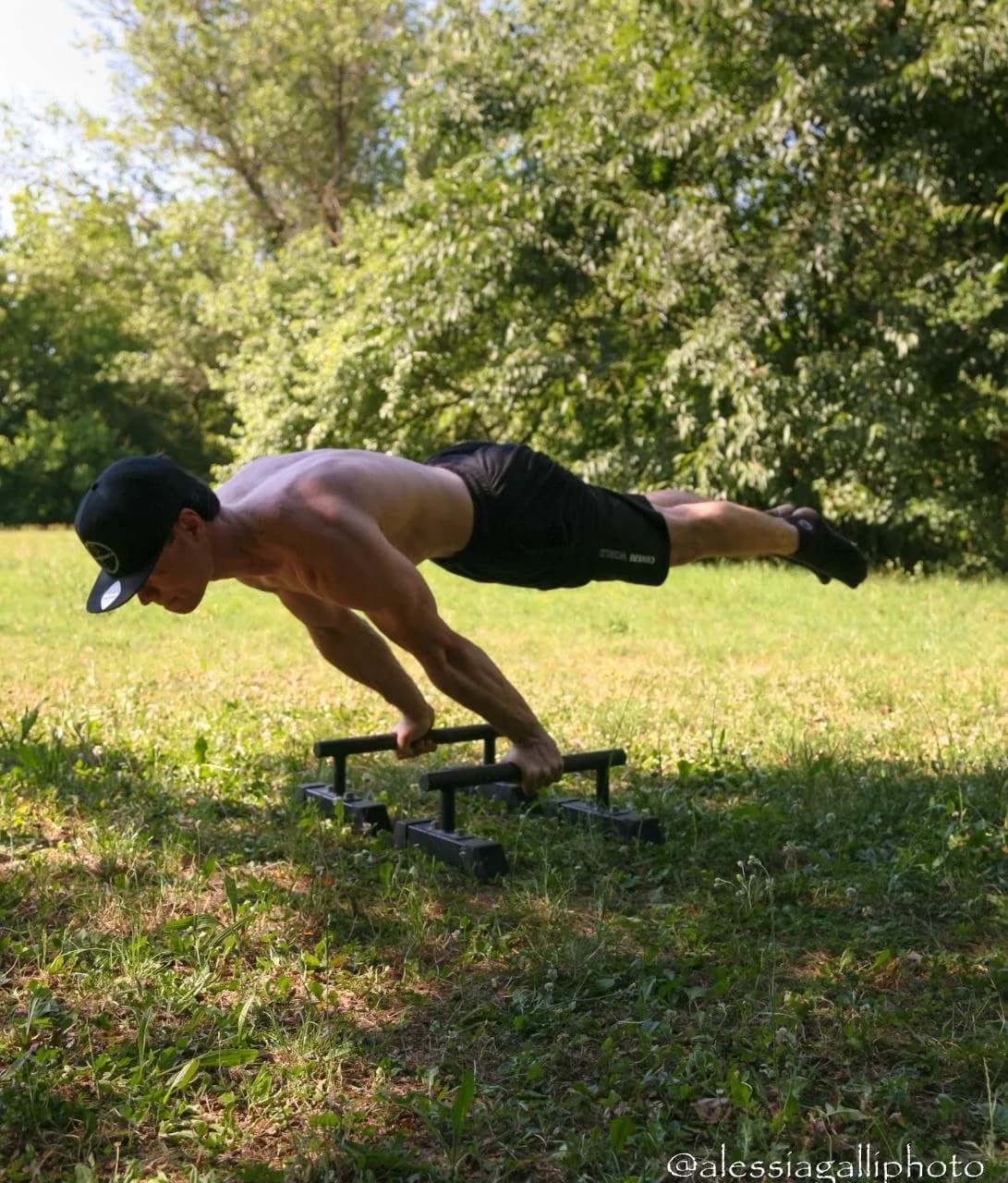 Riccardo Barlera esegue una planche alle parallele